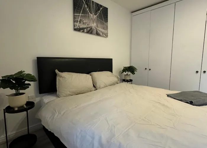 Spacious 3 Bedroom Home, With Private Driveway 5 Minutes From Excel Centre & Custom House London