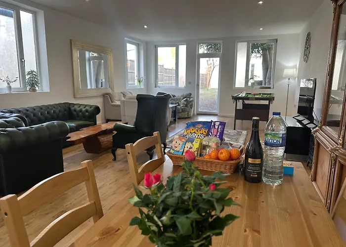 North London Spacious: 7-Bedroom Group Retreat with Gym